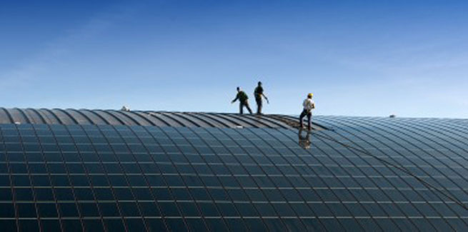 installation-de-panneaux-solaires-sur-le-toit-d-39-un-immeuble Id11518926.jpg